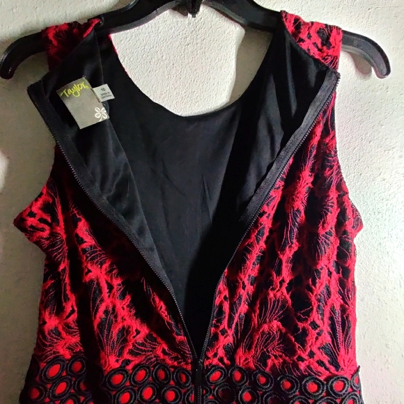 💃Taylor laced-floral red midi-dress 🌹 - Picture 6 of 7